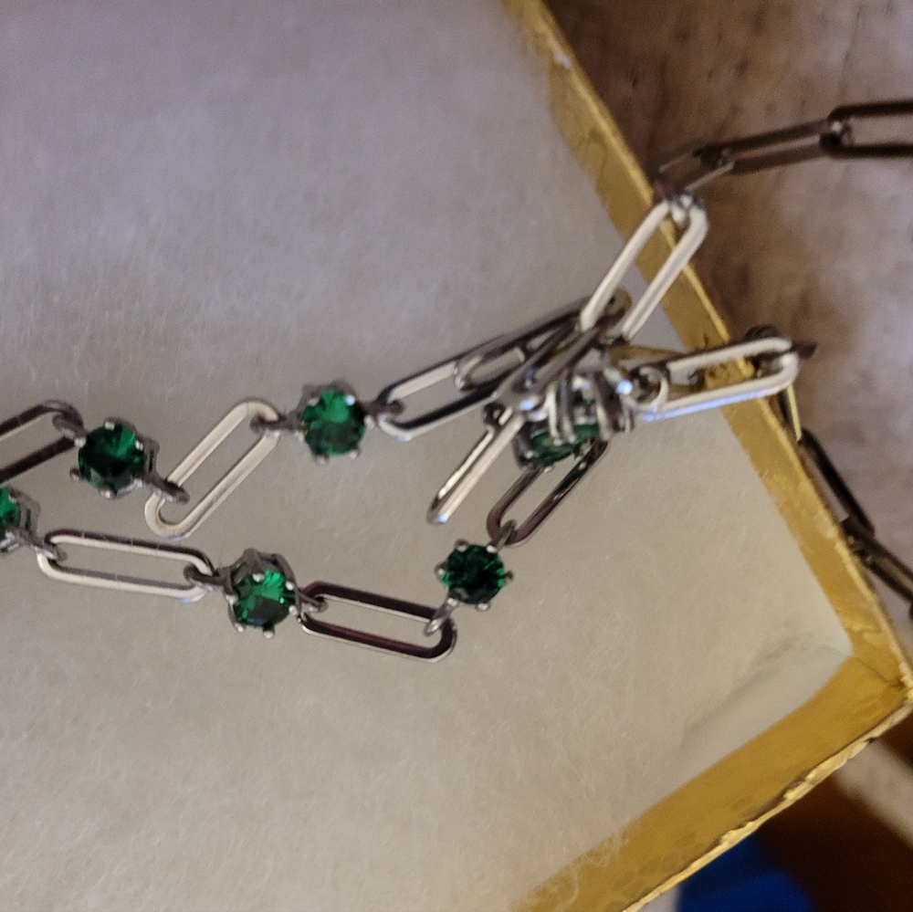 Paperclip necklace with green stones Nwt